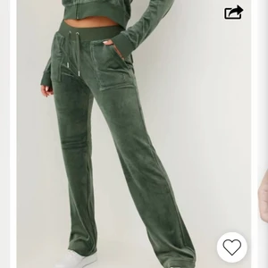 JuicyCouture Del Ray Classic Velour Pant - Juicy Couture byxor i storlek XS men sitter som en S, och är i färgen Dark Moss. Jättefin passform, och endast använd 1-2 gånger. Helt slutsåld på nästan alla hemsidor. Kan gå ner i pris. Skriv om du är intresserad💞🥰