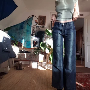 snickarbyxor - söta mörkblåa snickarbyxor köpta här på plick!! lite brandy melville vibe, säljer de pga att de inte passar. Märket är Hard Yakka, de är aldrig använda och har inga synliga defekter, bilderna är lånade från orginala säljaren:) pris på frakt tillkommer!!