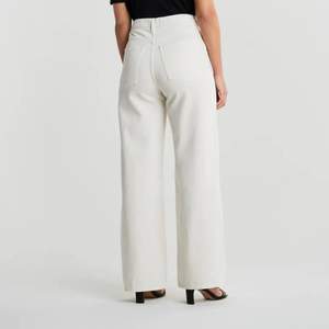 Säljer mina vita jeans från Gina tricot pga förstora, använda fåtal gånger, de är långa i benen och väldigt högmidjade
