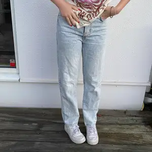  Raka ljusa jeans från Gina ! Super snygga sitter väldigt bekvämt. Jag är 165 och storlek 38.  Köparen står för frakt 📦 