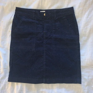 Blå manchesterkjol - En kjol i marinblå Manchester. Fint skick!