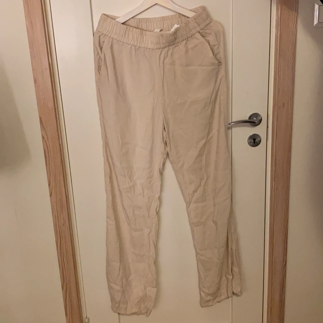 Beige linnebyxa från Hm strl M