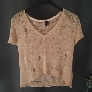Topp från hm strl xs - En cool stickad topp från hm i strl xs. I mycket fint skick!