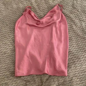 Rosa linne  - Mycket gott skick använt endast en gång, i storlek 38 med justerbara axelband.