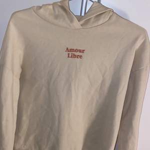 säljer denna beiga hoodie, den har en grön fläck vid tröjärmen som ni ser på tredje bilden. köpt på ginatricot för ca 250-300. ❤️