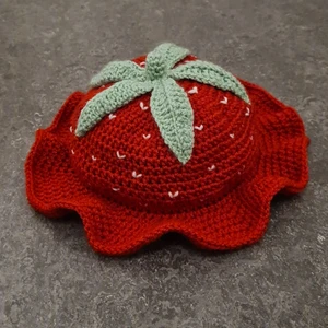 Strawberry bucket hat - Jag virkar en jordgubbshatt till dig, det är bara att kontakta mig, så diskuterar vi eventuella önskemål. Hatten på bilderna är virkad av mig. 🍓Köparen står för frakten och jag skickar alltid bildbevis! 🍓