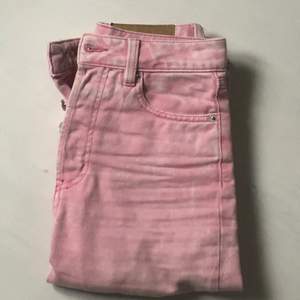 Rosa jeans. Modellen har avklippta kanter vid anklarna. Bra skick. 115kr+frakt💛