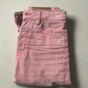 Rosa jeans - Rosa jeans. Modellen har avklippta kanter vid anklarna. Bra skick. 115kr+frakt💛