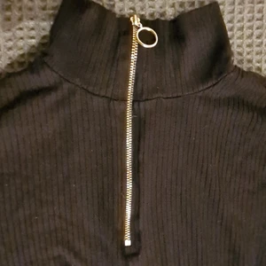 Ribbstickad polotröja, Storlek S  - Svart polotröja med dragkedja Ribbstickad Storlek S  Frakt tillkommer, 48kr