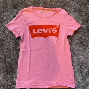 Säljer min rosa Levis T-shirt med rött tryck. Jättefin kvalite och skönt material, nästan aldrig använt. Storlek XS och den kostar 100kr
