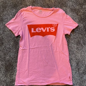 Levis t-shirt - Säljer min rosa Levis T-shirt med rött tryck. Jättefin kvalite och skönt material, nästan aldrig använt. Storlek XS och den kostar 100kr