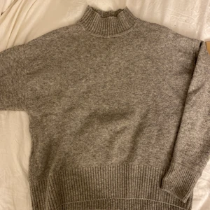 Stickad tröja - Aldrig använd, populär tröja från hm. Kashmirmix och bomull tror jag det är. Storlek XS men passar S också 