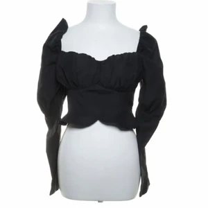 Svart blus - Säljer denna super fina crop top från nakd. Köpt på Sellpy men säljer för den kommer inte till användning längre. Donna Romina x Nakd. 