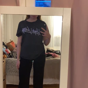 T-shirt med tryck  - T-shirt med tryck framtill, köpt från Ginatricot i strl S. Den har en litet hål framtill (se bild 2) som knappast syns och kan enkelt lagas därav priset.  Vid frågor är det bara att skriva!🥰   Nytvättad!