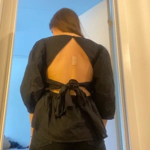 Gina Tricot tröja  - Säljer denna sjukt snygga top med knytning och öppen rygg, perfekt för att framhäva sin figur!!! Aldrig använd. 