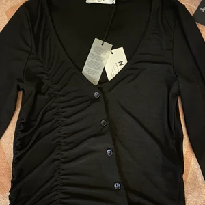 En helt ny tröja - En sprillan ny tröja ifrån NAKD som jag inte använt men har glömt att skicka tillbaka! Nypris: 249kr. Hör av er vid frågor