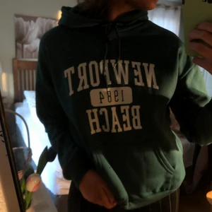 Grön hoddie!  - Säljer denna super snygga gröna hoddien! Köpte den från Shein och det är storlek S men passar mig som brukar ha storlek M! Nästan aldrig använt eftersom den inte riktigt är min stil längre. Kan skickas eller mötas upp!💚💚💚