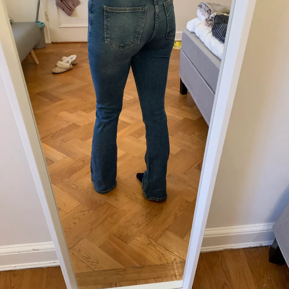 Supersköna och snygga bootcut jeans från Gina tricot! Bra skick. Strl M men passar mig som brukar ha s i vanliga fall. Säljer för 100kr, kan mötas upp i sthlm eller frakta (köparen står för frakt) ❤️. Jeans & Byxor.