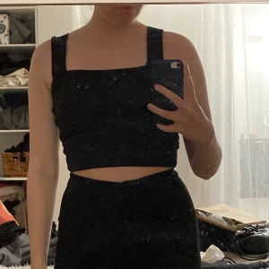 Svart linne  - Svart linne köpt från New Yorker i strl L, passar en M och går att få tydligare bilder (smutsig spegel).   Vid frågor är det bara att skriva!🥰  Nytvättad! 