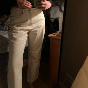 Säljer dessa as snygga krämvita jeans från Weekday!!🤍🤍🤍 Modellen heter ROWE och dom är i storlek W 30 L 30. Säljer eftersom dom har blivit lite för små för mig tyvärr. Kan skickas eller mötas upp!