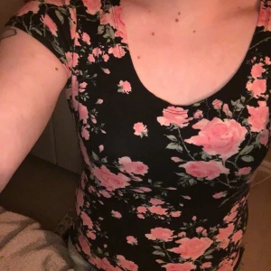 T-shirt - T-shirt med blommor. Köper man fler plagg så kan jag skicka det i samma paket om det önskas 