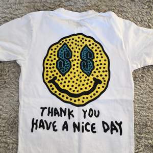 Säljer denna balla t-shirten från Urban Outfitters 🤪 Lite oversized fit och så coolt tryck!