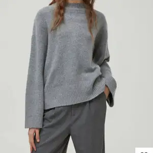 Snygg populär tröja från pull & bear. Den är slutsåld på Zalando. Vida armar. Sparsamt använd. 