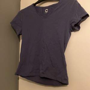 Det är en v-ringad marin blå t-shirt i storlek s men den är mer som en Xs. Har använts några få gånger