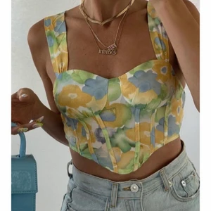 Superfin linne  - Superfin och gullig linne och aldrig använd. Linnet är i storlek S