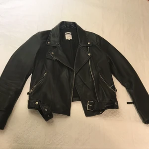 Skinnjacka i läder  - Klassisk skinnjacka i äkta läder från Zara storlek M. Passar till allt och man får plats med en tjocktröja under om man vanligtvis har storlek xs-s. Kommer inte till användning längre. Köpare betalar för eventuell frakt✨