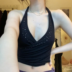 Halterlinne med strass - Den perfekta nyårstoppen! Öppen rygg och strassstenar! Så fin men använder ej! Passar S men är stretchig så säkert större storlekar med