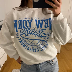 Sweatshirt med tryck - Vit sweatshirt med blått tryck. Använd fåtal gånger och i bra skick. 120 kr + frakt