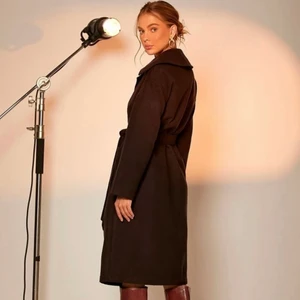 Kapppa - En superfin brun kappa som jag aldrig har använt!! 500kr eller högsta bud! Storlek S🤎  Frakten står köparen för (66kr, spårbar)