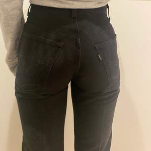 Svarta jeans från Levis i stl W27 L32, mid waist. Super fina jeans i bra skick som tyvärr har blivit för små för mig. Kan mötas upp i Göteborg annars betalar köparen för frakt, skriv för fler bilder eller frågor!🤎 buda i kommentarerna