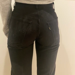 Levis jeans - Svarta jeans från Levis i stl W27 L32, mid waist. Super fina jeans i bra skick som tyvärr har blivit för små för mig. Kan mötas upp i Göteborg annars betalar köparen för frakt, skriv för fler bilder eller frågor!🤎 buda i kommentarerna