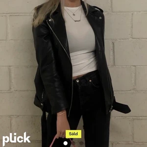 Oversized skinnjacka - Säljer denna ursnygga oversized skinnjacka från Nelly som nu inte finns kvar längre på hemsidan. Köptes här på Plick och inga defekter förutom att lappen är borta. Säljer för att den inte kommer till någon användning längre. INTE MINA BILDER! Skriv privat för fler bilder. Frakt tillkommer ☺️