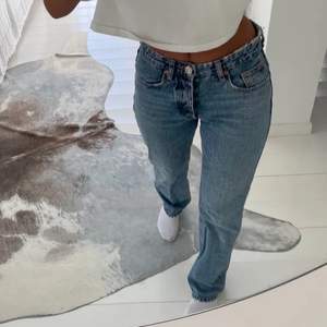 Populära Mid waist Jeans från zara! Köpa på plick i somras av Majkenlevin och bilderna är från henne! Super bra skick men kommer inte till användning av mig! 💜 Buda med minst 10 kr!