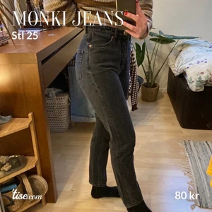 Monki jeans  - Säljer dessa då jag tycker de är för korta för min smak! Men man får väldigt fin rumpa i dem;) 70 cm i innerben! Storlek 25 vilket motsvarar S tror jag?