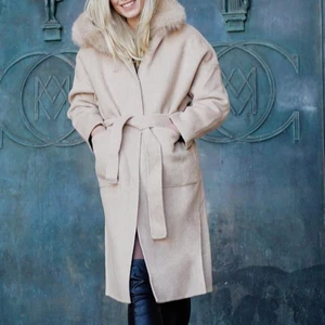 Kappa med päls krage , pälskappa  - Beige kappa ser ut precis som på bilden med äkta pälskrage, köparen står för frakten. storlek L / XL