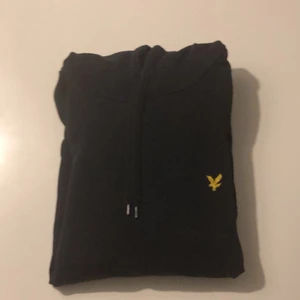LYLE & SCOOT Hoodie  - Jätteskön och snygg hoodie som användts fåtal gånger. Men nu har jag bytt stil och väljer därför att sälja den. 