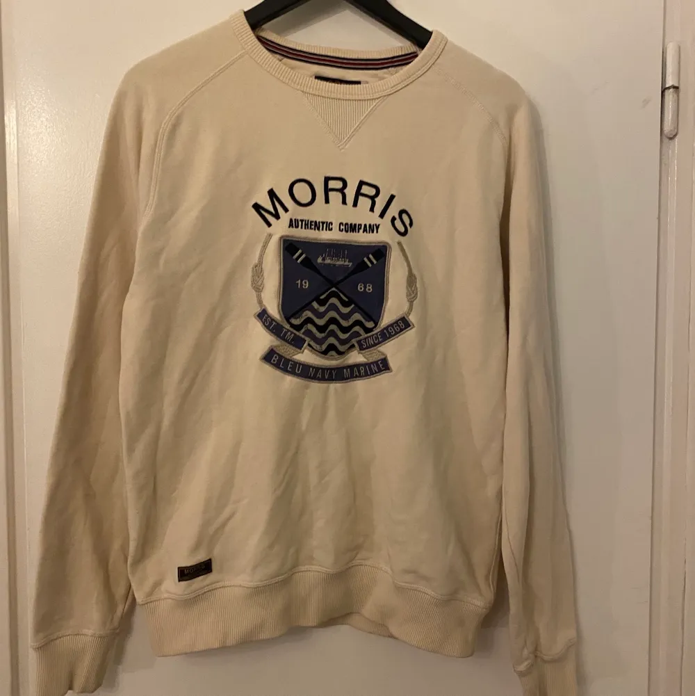 En beige Morris tröja i gott skick, använd max 2 gånger. Strl S. Nypris 1000kr, säljer för 250kr.. Tröjor & Koftor.
