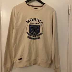 En beige Morris tröja i gott skick, använd max 2 gånger. Strl S. Nypris 1000kr, säljer för 250kr.