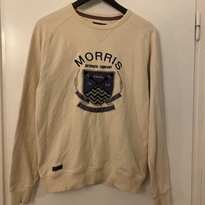 Morris sweatshirt strl S - En beige Morris tröja i gott skick, använd max 2 gånger. Strl S. Nypris 1000kr, säljer för 250kr.