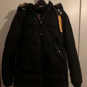 Parajumper longbear  - Jag säljer nu min parajumper i modellen longbear då den inte kommer till användning längre i storlek S. Den är så klart äkta! Den är mycket fint skick och nästintill oanvänd, fler bilder kan skickas om så önskas. Pris kan diskuteras 🤎  köpare står för frakt!