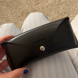 Solglasögon  - Coola glasögon. Säljer för 30kr. I nyskick