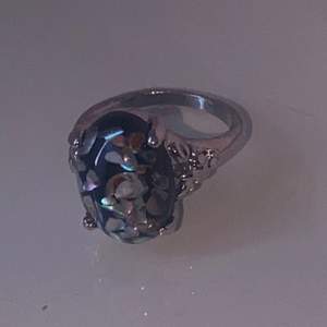 Används inte längre så säljer denna fina ring i äkta silver