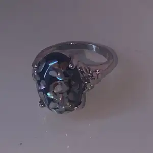 Används inte längre så säljer denna fina ring i äkta silver