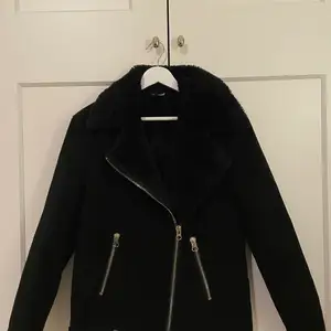 Säljer denna svarta jacka från H&M. Jag säljer den då den är för liten för mig och den är i mycket gott skick. Priset är exklusive frakt