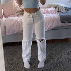 Säljer ett par vita jeans med hål från Gina tricot. Rensar garderoben och behöver mer plats därav de säljs. Nypris 599kr (lånad bild)