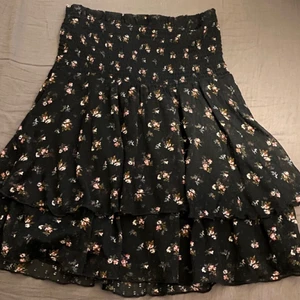 Volangkjol - En volangkjol med blommor på🥺❤️‍🩹